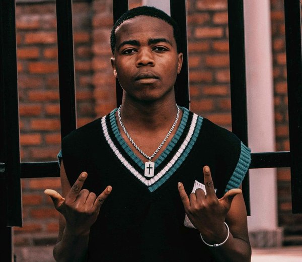 Quels types de colliers sont conseillés pour compléter un col en V profond?