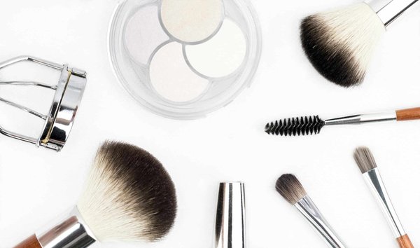 Comment choisir le bon type de primer pour une base de maquillage impeccable sur peau mixte?