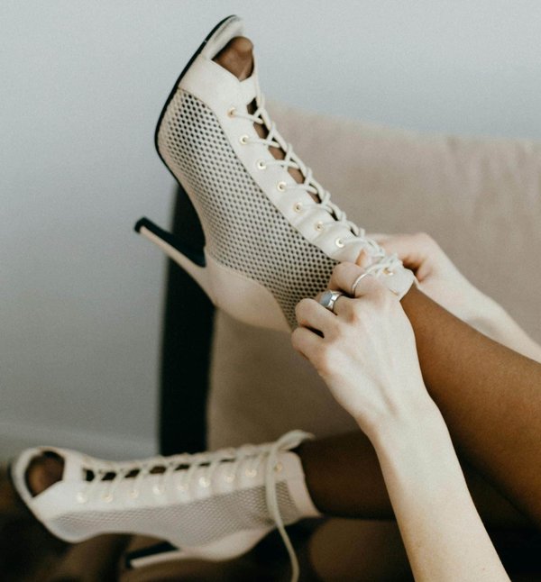 Comment marier des talons hauts avec des chaussettes pour une allure avant-gardiste?