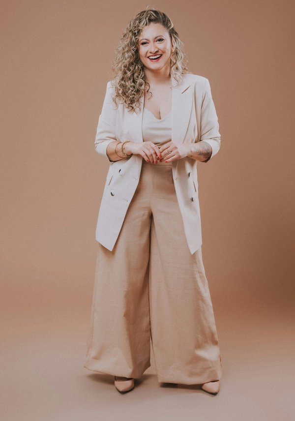 Quelle est la meilleure façon de porter un pantalon palazzo imprimé dans un cadre professionnel?